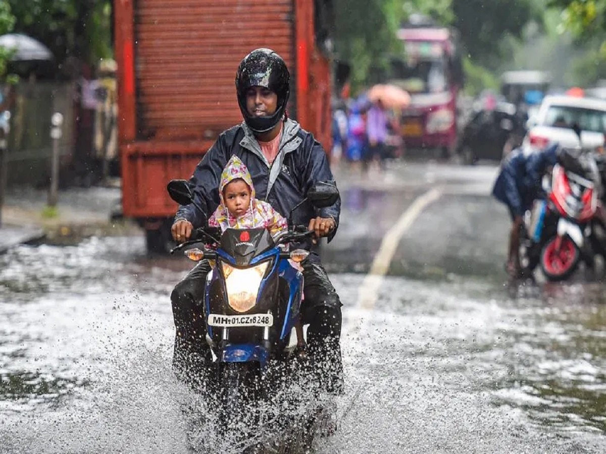 Weather Update Today: IMD ने गुजरात और महाराष्ट्र में जारी किया रेड अलर्ट, पानी में बहीं कई गाड़िया 