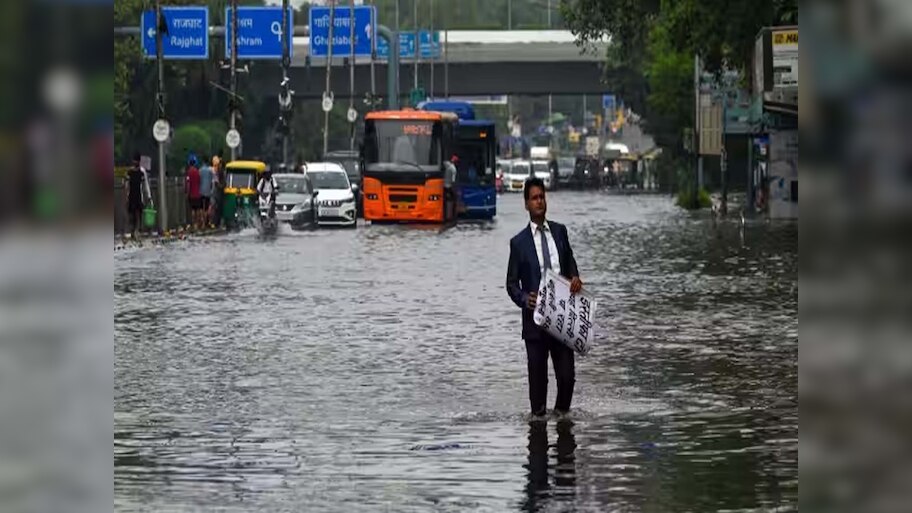 Delhi Flood: दिल्ली में फिर बढ़ा बाढ़ का खतरा! अचानक बढ़ा यमुमा का जलस्तर
