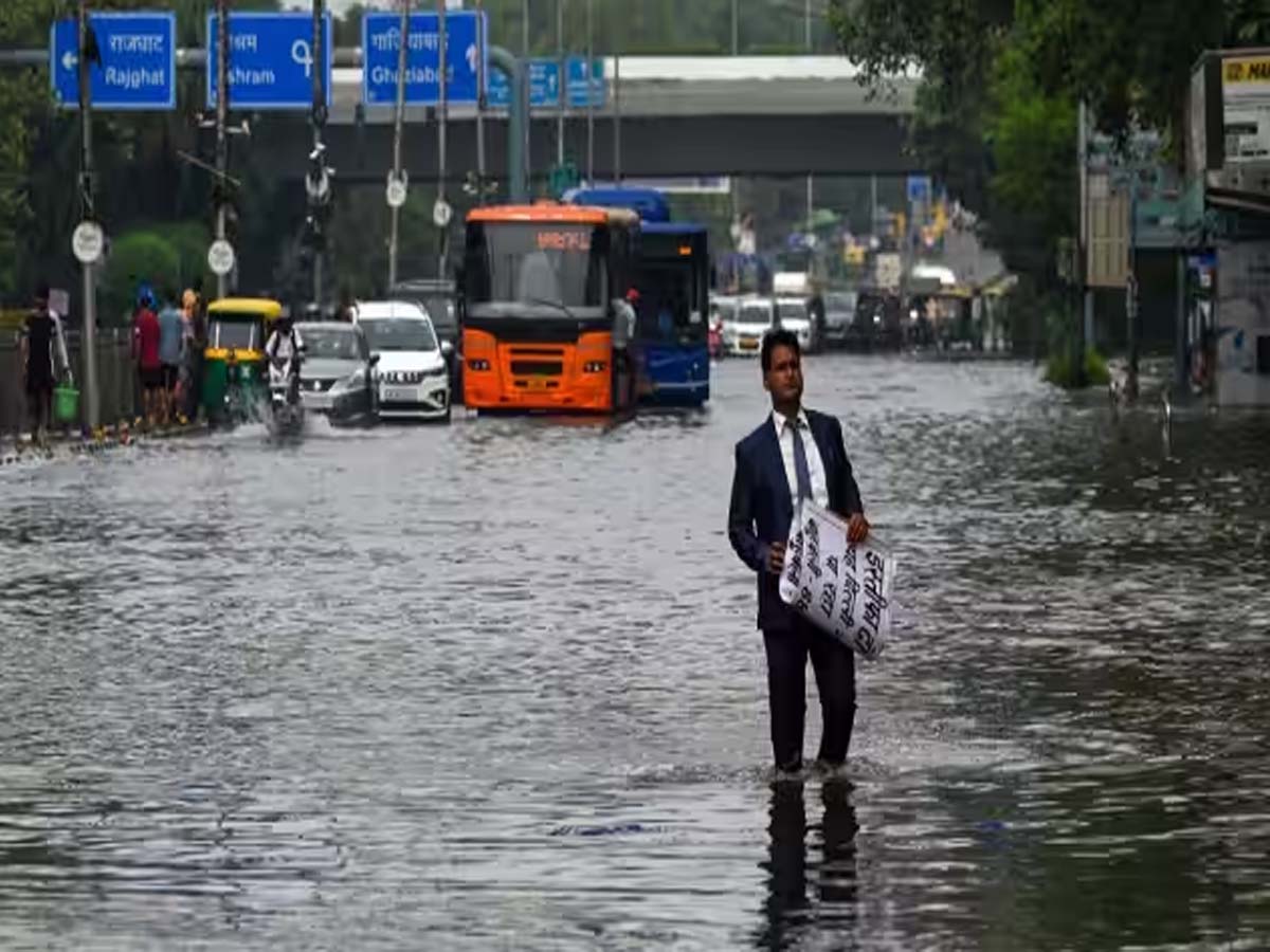 Delhi Flood: दिल्ली में फिर बढ़ा बाढ़ का खतरा! अचानक बढ़ा यमुमा का जलस्तर Delhi Flood: दिल्ली में फिर बढ़ा बाढ़ का खतरा! अचानक बढ़ा यमुमा का जलस्तर
