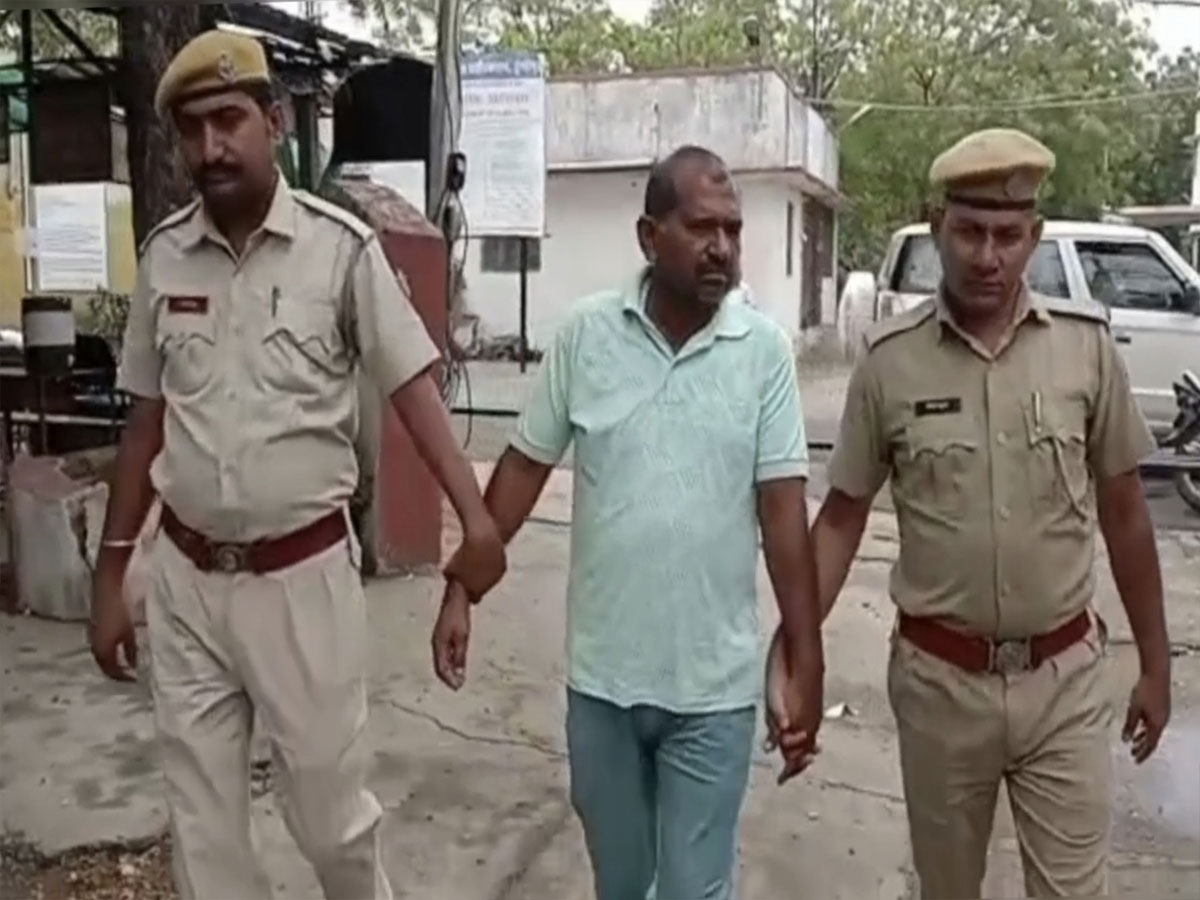 डूंगरपुर में सरकारी स्कूल के हेड मास्टर के मोबाइल से मिले छात्राओं नग्न फोटो, पुलिस के 1500 पेज में ये कहानी डूंगरपुर में सरकारी स्कूल के हेड मास्टर के मोबाइल से मिले छात्राओं नग्न फोटो, पुलिस के 1500 पेज में ये कहानी