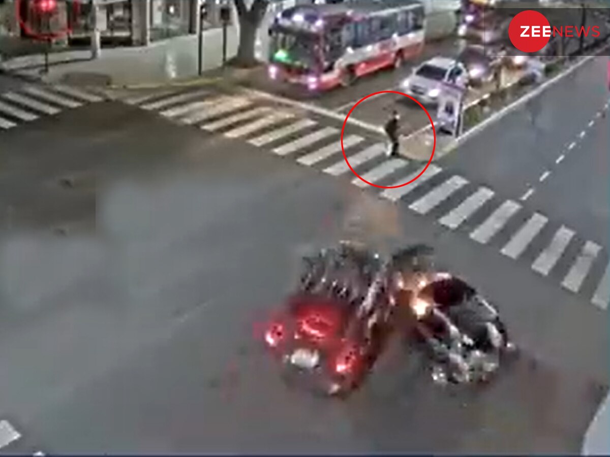 Accident Video: सामने से आई मौत को चकमा दे गई ये लड़की, CCTV के फुटेज ने दिखाया यमराज!