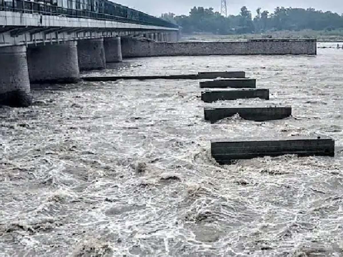 Delhi Flood: दिल्ली में फिर आएगी बाढ़? यमुना के लगातार बढ़ते जलस्तर से दहशत में लोग