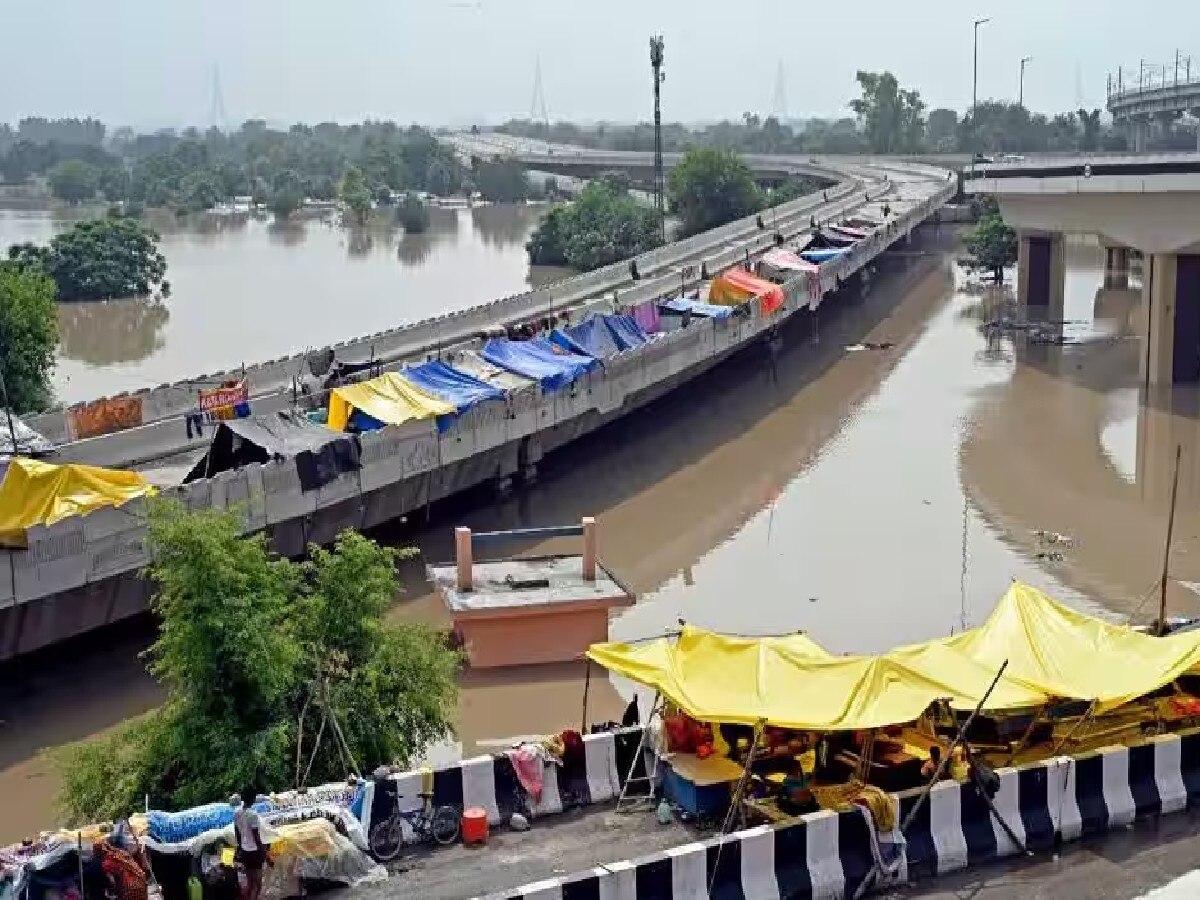 Delhi News: यमुना का जलस्तर बढ़ने से घबराए लोग, बोले- घर होने के बावजूद जी रहे बेघरों की तरह