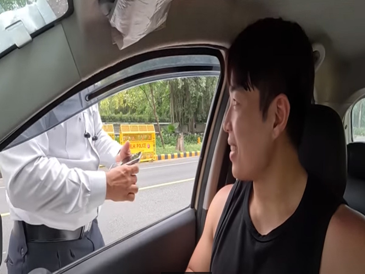 Delhi News a Traffice police officer suspended after he challan a ...