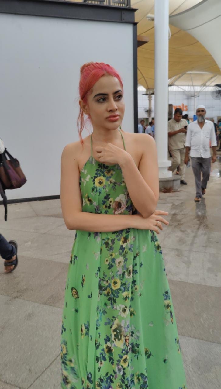 Urfi Javed: क्या से क्या हो गया फैशन क्वीन का हाल? ना समझ में आ रहे बाल, ड्रेस का स्टाइल देख चकराया दिमाग! 13 Urfi Javed: क्या से क्या हो गया फैशन क्वीन का हाल? ना समझ में आ रहे बाल, ड्रेस का स्टाइल देख चकराया दिमाग!