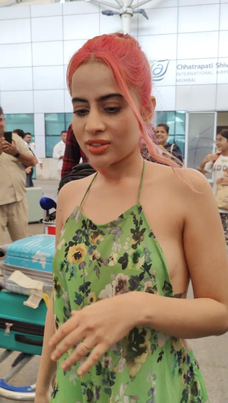 Urfi Javed: क्या से क्या हो गया फैशन क्वीन का हाल? ना समझ में आ रहे बाल, ड्रेस का स्टाइल देख चकराया दिमाग! 14 Urfi Javed: क्या से क्या हो गया फैशन क्वीन का हाल? ना समझ में आ रहे बाल, ड्रेस का स्टाइल देख चकराया दिमाग!