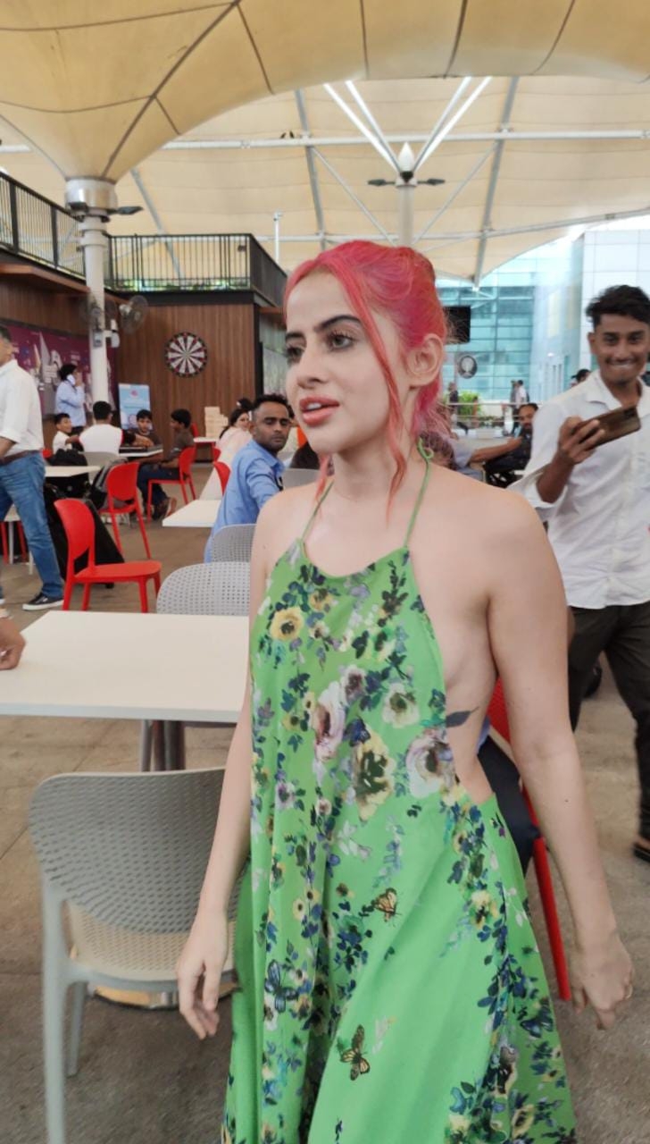 Urfi Javed: क्या से क्या हो गया फैशन क्वीन का हाल? ना समझ में आ रहे बाल, ड्रेस का स्टाइल देख चकराया दिमाग! 15 Urfi Javed: क्या से क्या हो गया फैशन क्वीन का हाल? ना समझ में आ रहे बाल, ड्रेस का स्टाइल देख चकराया दिमाग!