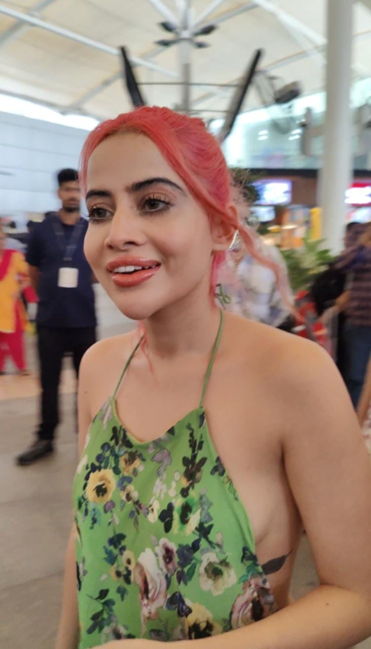 Urfi Javed: क्या से क्या हो गया फैशन क्वीन का हाल? ना समझ में आ रहे बाल, ड्रेस का स्टाइल देख चकराया दिमाग! 16 Urfi Javed: क्या से क्या हो गया फैशन क्वीन का हाल? ना समझ में आ रहे बाल, ड्रेस का स्टाइल देख चकराया दिमाग!