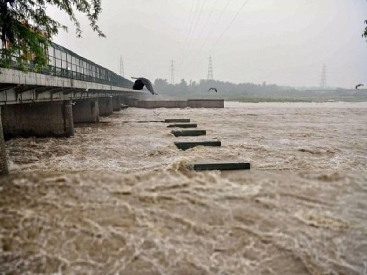 Delhi: फिर डराने लगी यमुना, खतरे के निशान से ऊपर पहुंचा जलस्तर, अधिकारियों ने चेताया