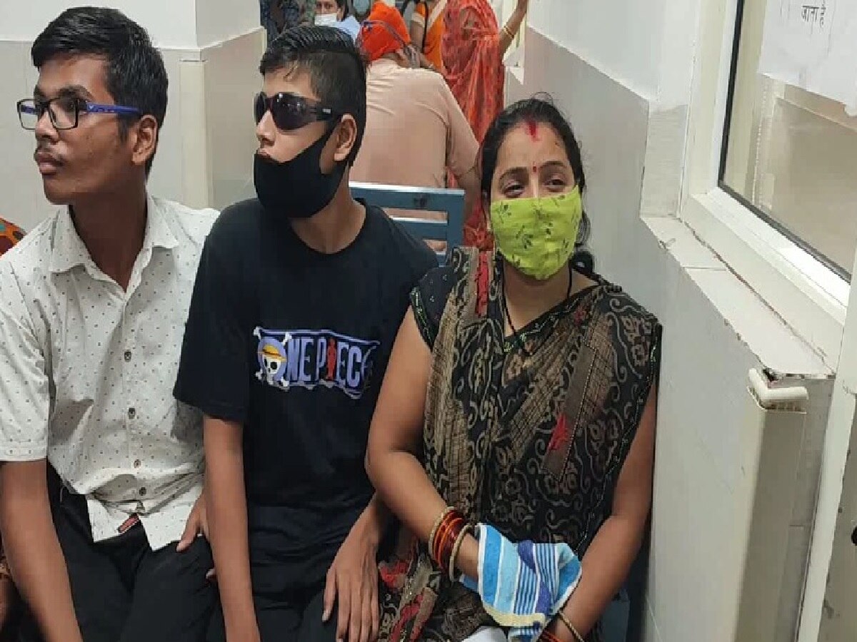 Eye Flu: दिल्ली में बाढ़ के बाद आई फ्लू से हाहाकार, एक दिन में अस्पताल पहुंच रहे सैकड़ों मरीज