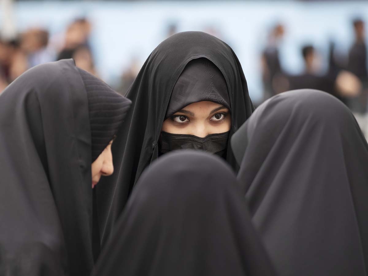 बिना हिजाब के महिलाओं की पोस्ट की तस्वीरें, अधिकारियों ने कंपनी के खिलाफ उठाया कदम