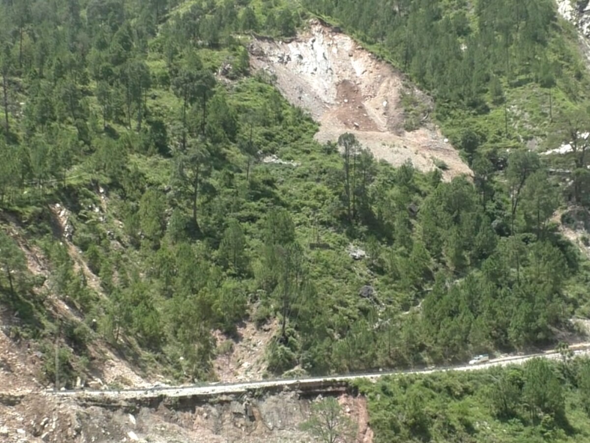 Shimla Landslide: शिमला में धंसता हुआ नेशनल हाईवे लोगों के लिए बना खतरा, संभल कर करें सफर!
