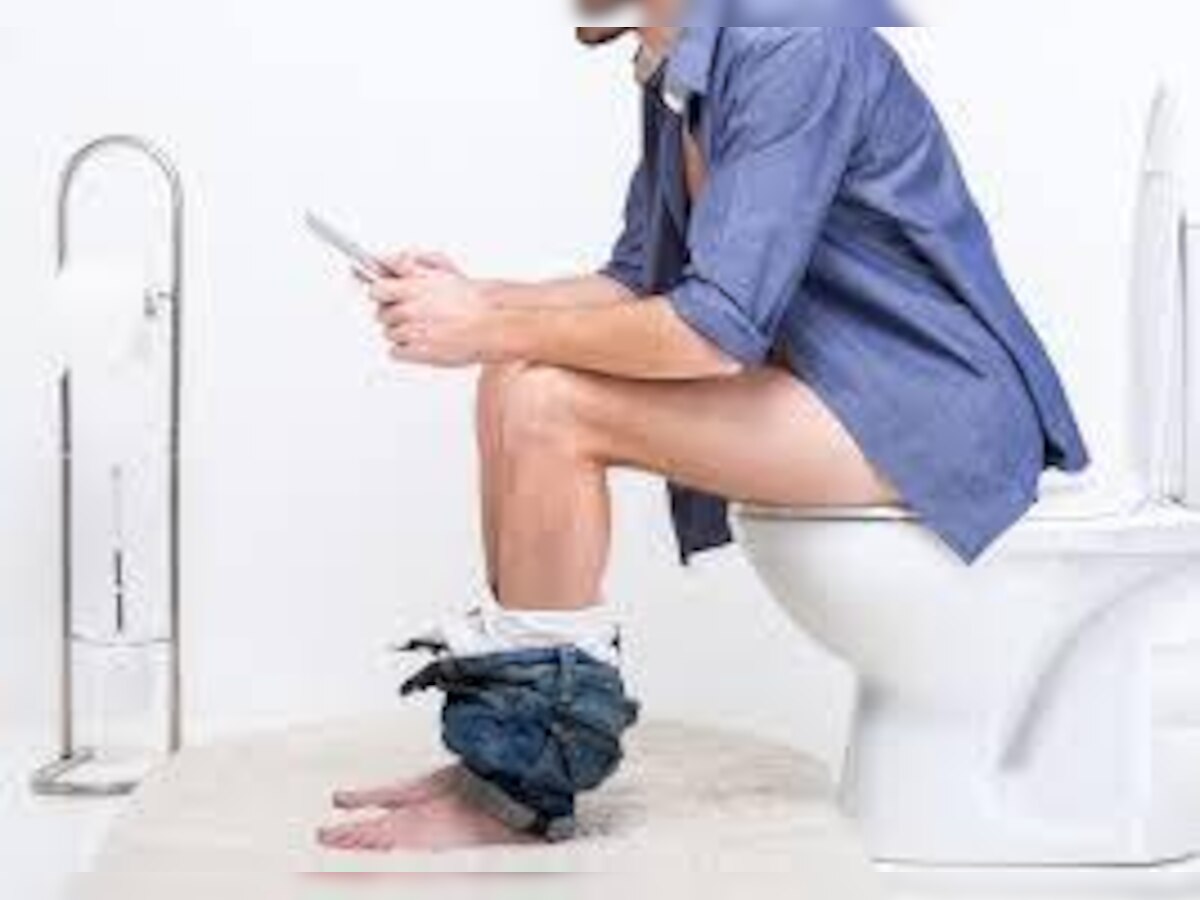 Health Tips: क्या आप भी अपना फ़ोन टॉयलेट में ले जाते हैं? जानिए इसके दुष्प्रभाव