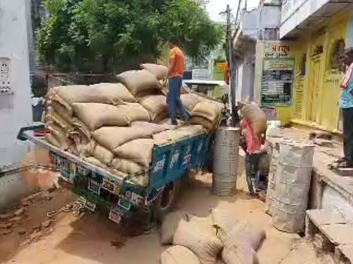 करौली: शहर के बीचों बीच सड़क पर धंसी चलती ट्रैक्टर ट्रॉली,बड़ा हादसा टला