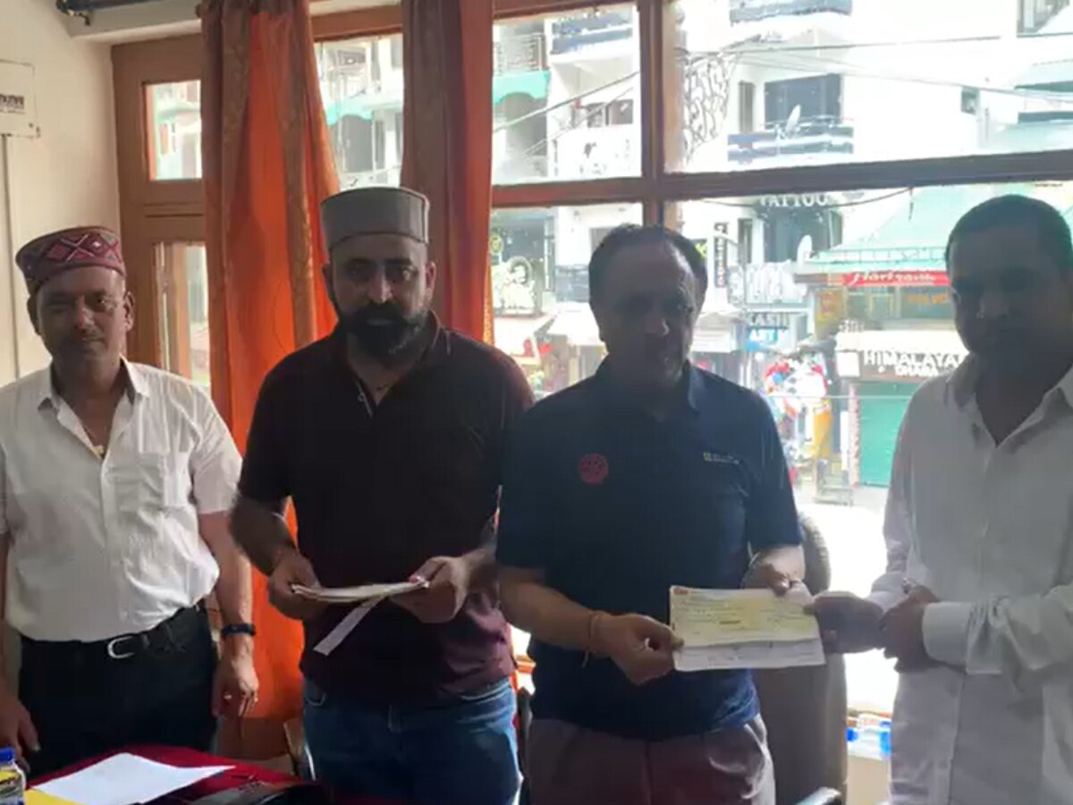 Manali News: हिमाचल में बाढ़ से प्रभावित कारोबारियों की मनाली होटेलियर एसोसिएशन ने की मदद