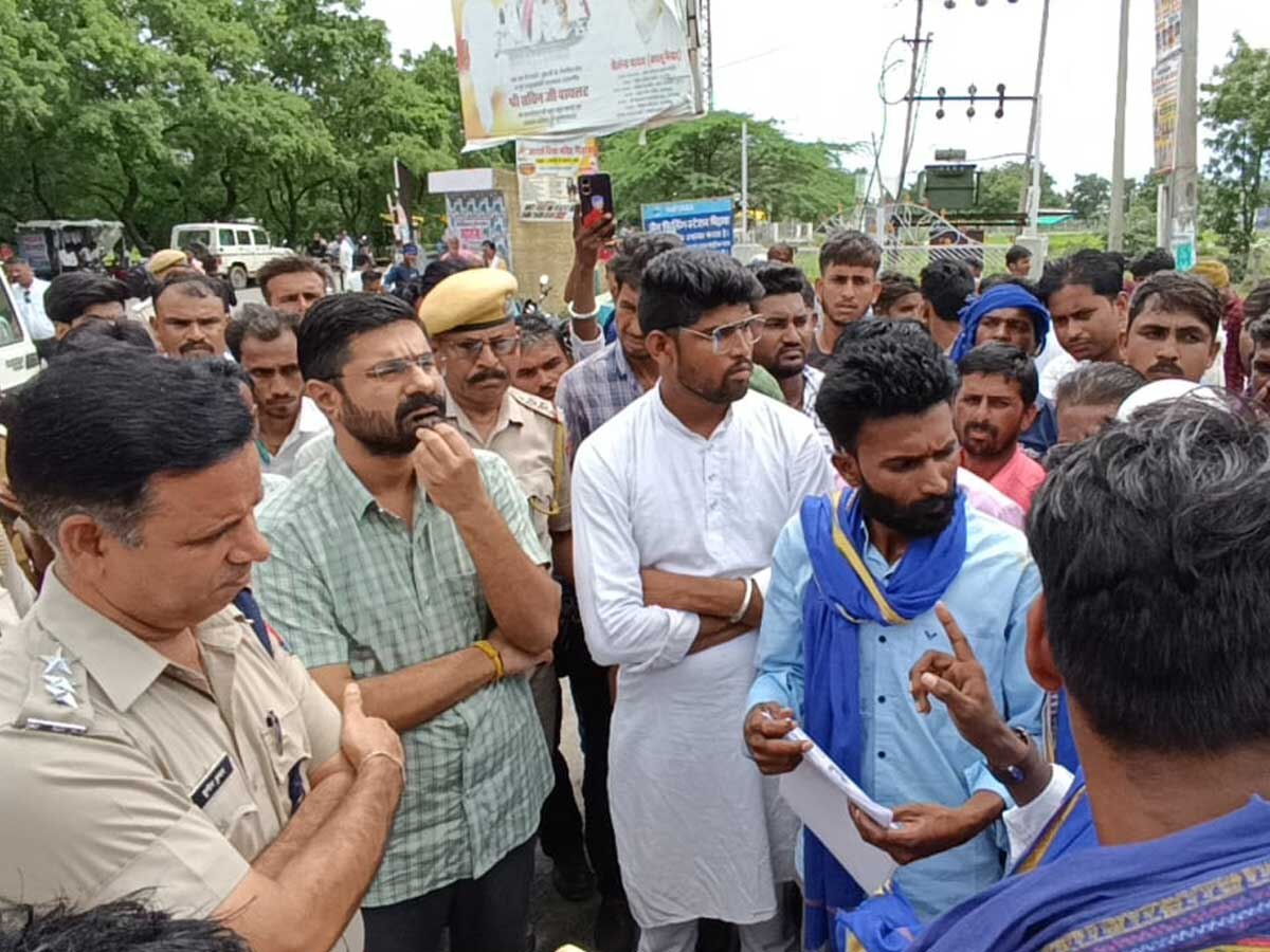 झालावाड़ में आरोपियों की गिरफ्तारी की मांग को लेकर भीम आर्मी ने किया प्रदर्शन, 1 घंटे रोड जाम