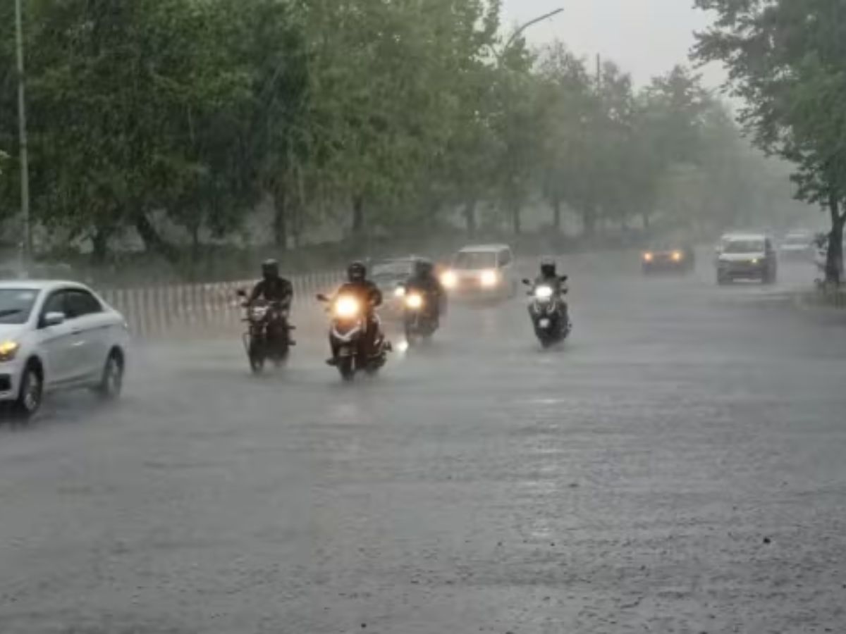 Delhi NCR Weather: सुबह की मूसलाधार बारिश में लबालब हुई दिल्ली, नोएडा में स्कूल हुए बंद 