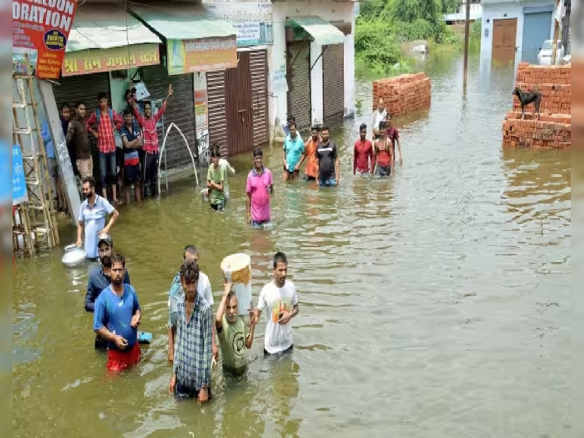 Hindon Flood: बारिश और बाढ़ की दोहरी मार, हिंडन के बढ़ते जलस्तर से नोएडा, गाजियाबाद में हाहाकार