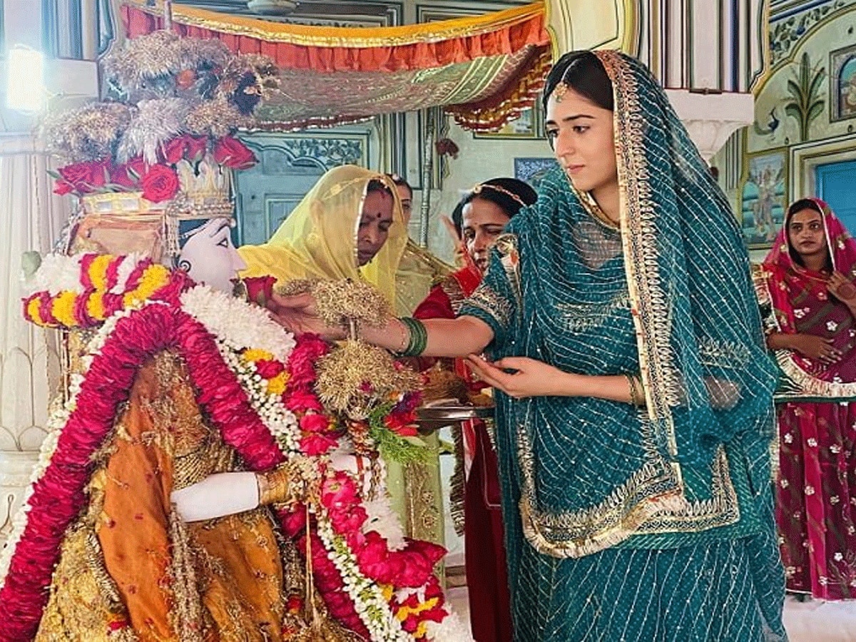 (प्रतीकात्मक तस्वीर-तीज माता की शोभा यात्रा से पहले जयपुर की राजकुमारी गौरवी कुमारी ने ऐसे की थी पूजा)