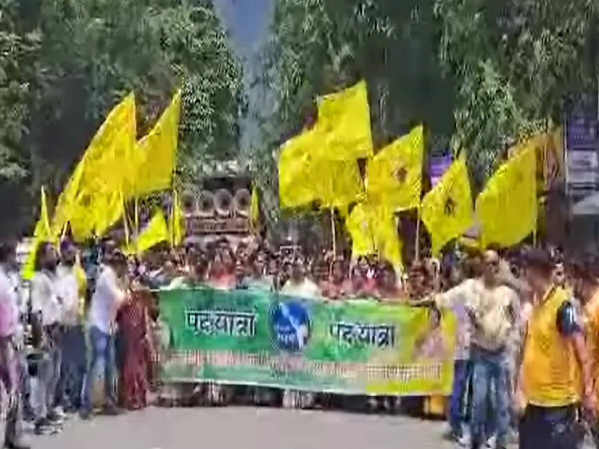 जमशेदपुर में सड़क, पानी और बिजली की बदहाली को लेकर सड़कों पर उतरे लोग, उपायुक्त कार्यालय का घेराव कर किया प्रदर्शन
