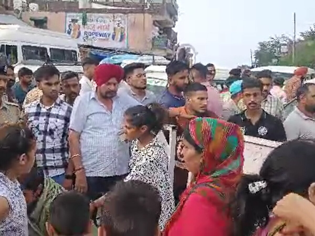 Himachal News: श्री नैनादेवी दर्शन करने आए श्रद्धालु की पार्किंग कर्मचारी से हुई लड़ाई! यात्रियों ने किया हंगामा 