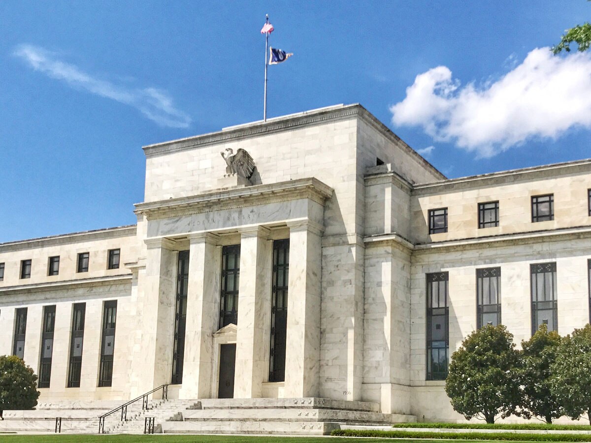 US Interest Rate: फेड र‍िजर्व ने 11वीं बार द‍िया झटका, 16 साल के टॉप पर ब्‍याज दर; अभी नहीं म‍िलेगी राहत