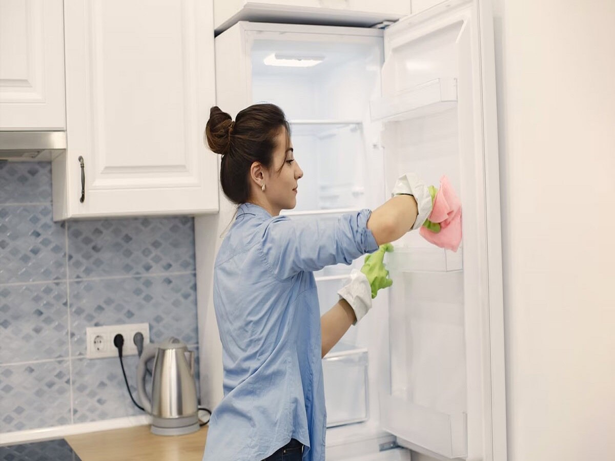 Refrigerator cleaning tips in hindi know how to remove stain form Fridge kitchen Tips monsoon Season | Fridge Cleaning Hacks: बारिश में बदबू मार रहा है फ्रिज, इन घरेलू नुस्खों से चुटकी में चमचमा जाएगा रेफ्रिजरेटर | Hindi News, Sehat
