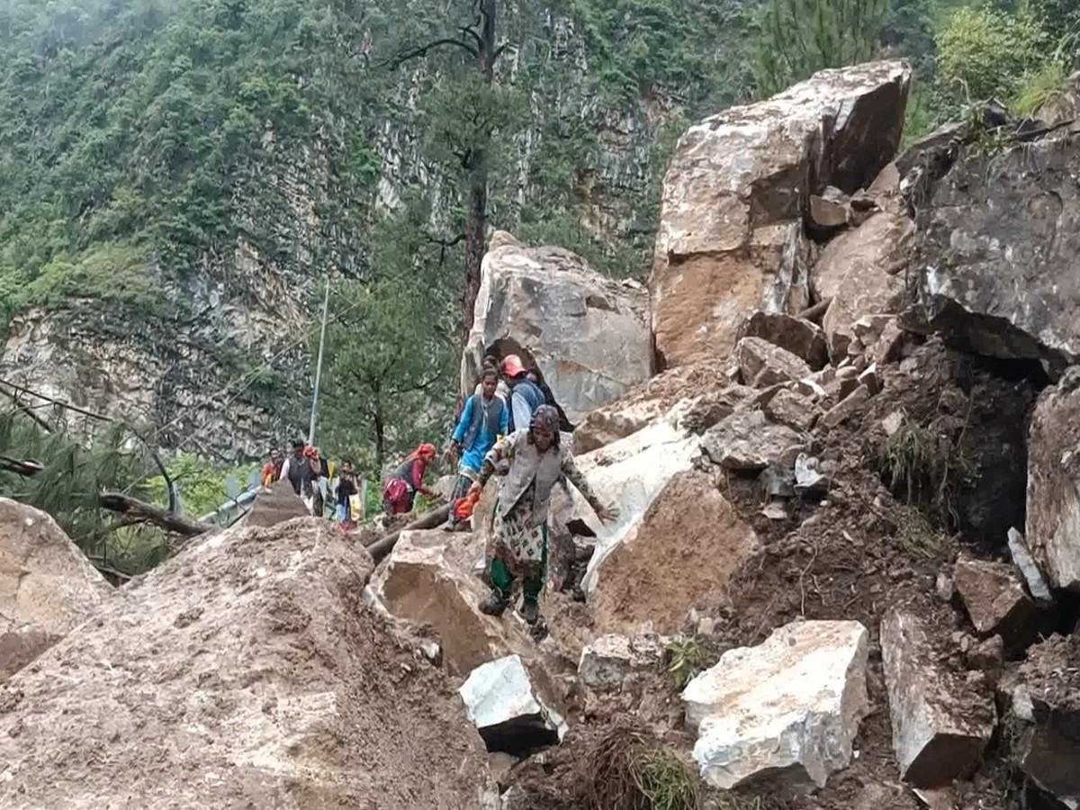 Himachal Pradesh: चट्टाने गिरने से  NH 5 पूरी तरह अवरुद्ध, लोगों ने प्रशासन ने लगाई गुहार    