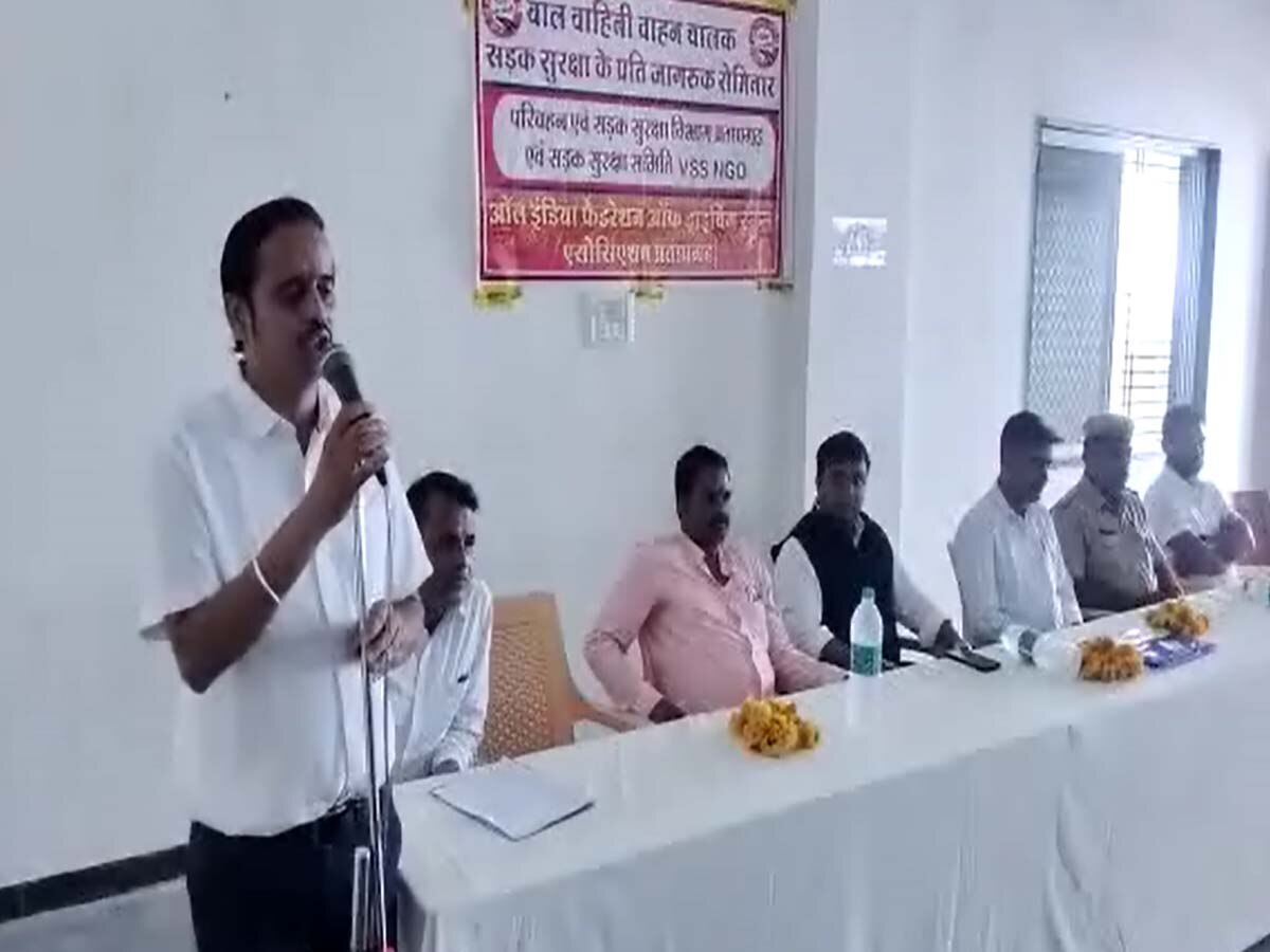 Pratapgarh News: प्रतापगढ़ में जागरूकता कार्यशाला, यातायात नियमों दी गई जानकारियां