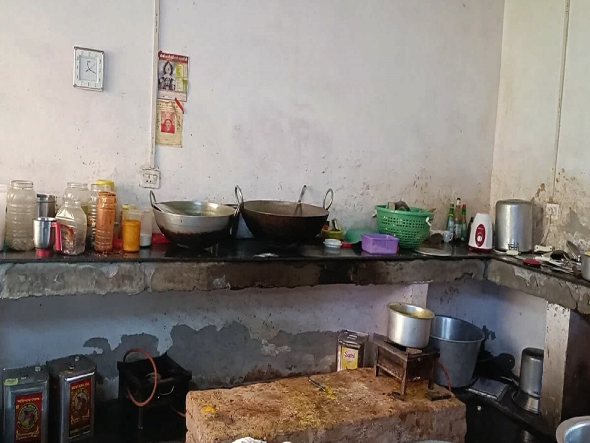 Cockroach found in canteen food students create ruckus in college Bihar News कैंटीन के खाने