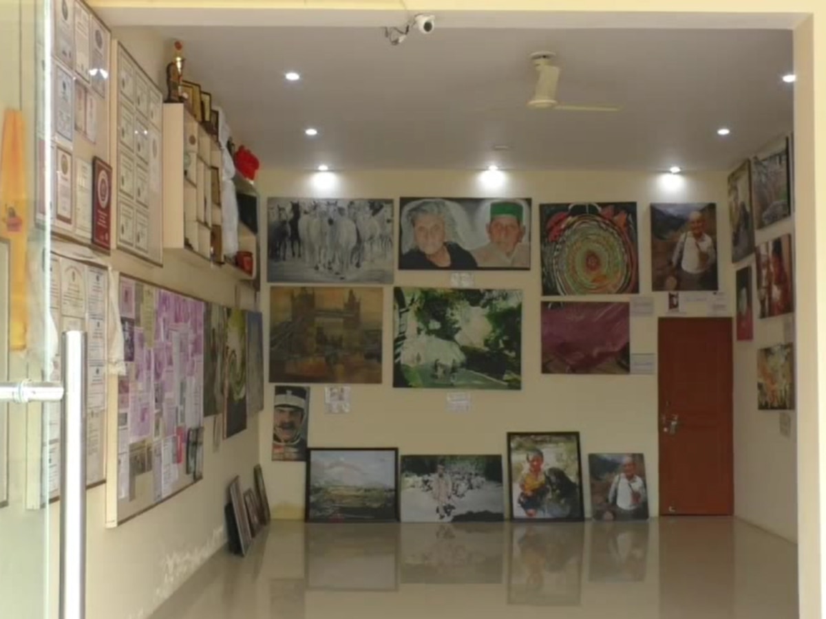 Dharamshala News: अलग-अलग तरह की पेंटिंग बनाने में माहिर हैं धर्मशाला के मुकेश थापा, जानें पूरी कहानी