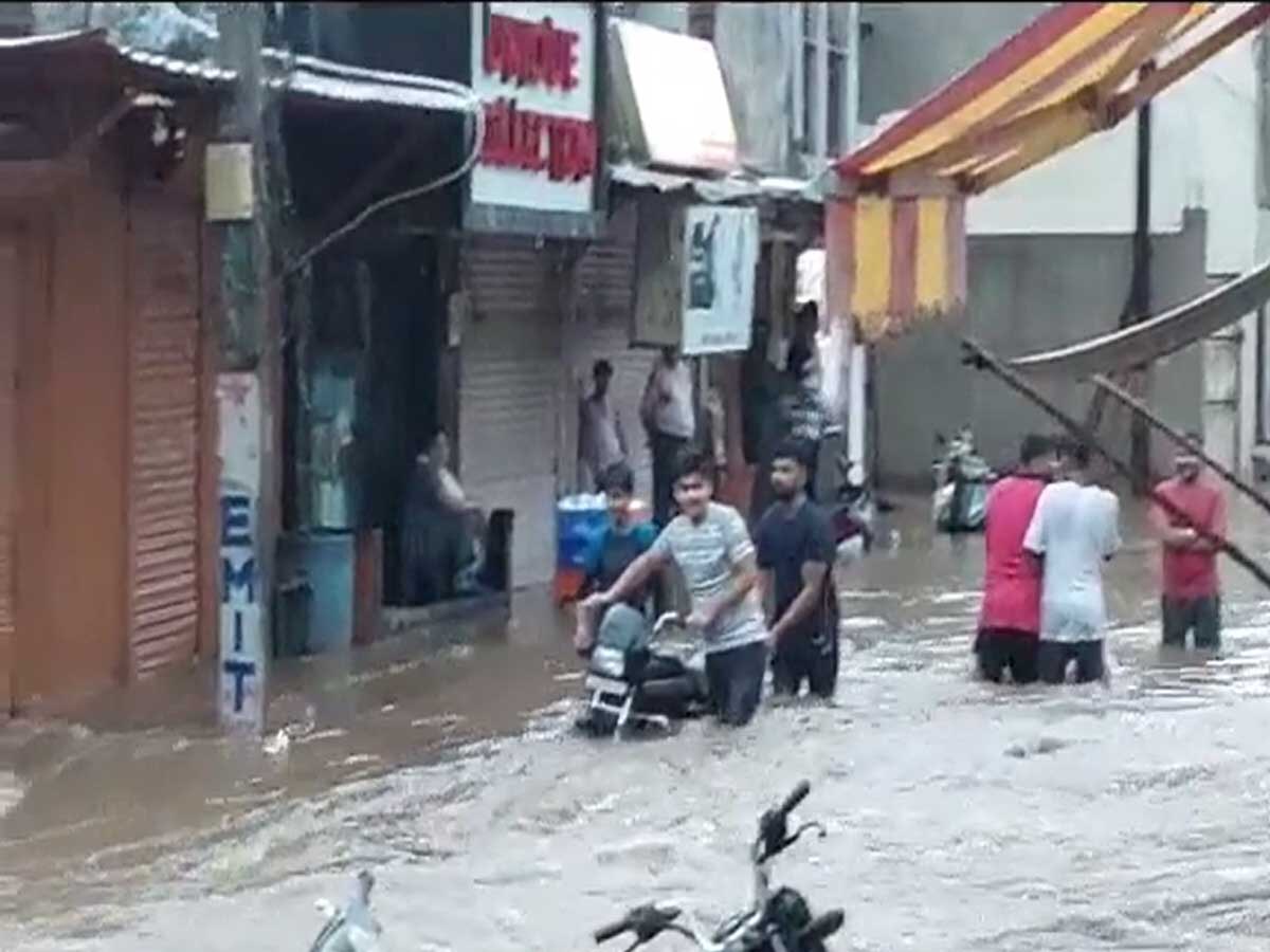 Alwar Heavy Rain: शहर बना दरिया, ड्रेनेज सिस्टम का हुआ बुरा हाल, सड़कों पर बहते दिखे पुलिस के बैरिकेट्स