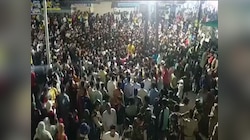 घर जा रही युवती के साथ बीच सड़क छेड़छाड़-मारपीट, मुस्लिम समाज ने खाराकुआं थाना घेरा