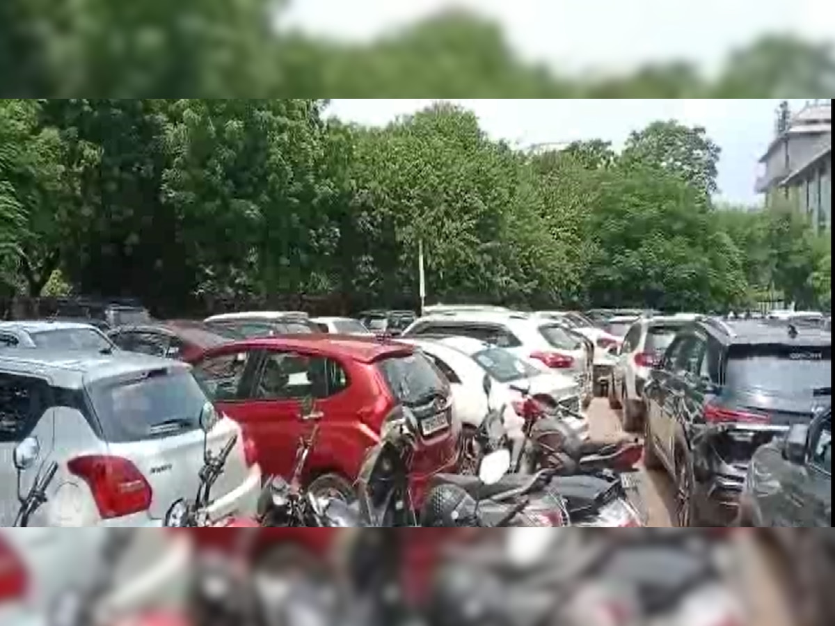 Illegal Parking: दिल्ली में धड़ल्ले से चल रहा अवैध पार्किंग का खेल, MCD को हो रहा लाखों रुपये का नुकसान