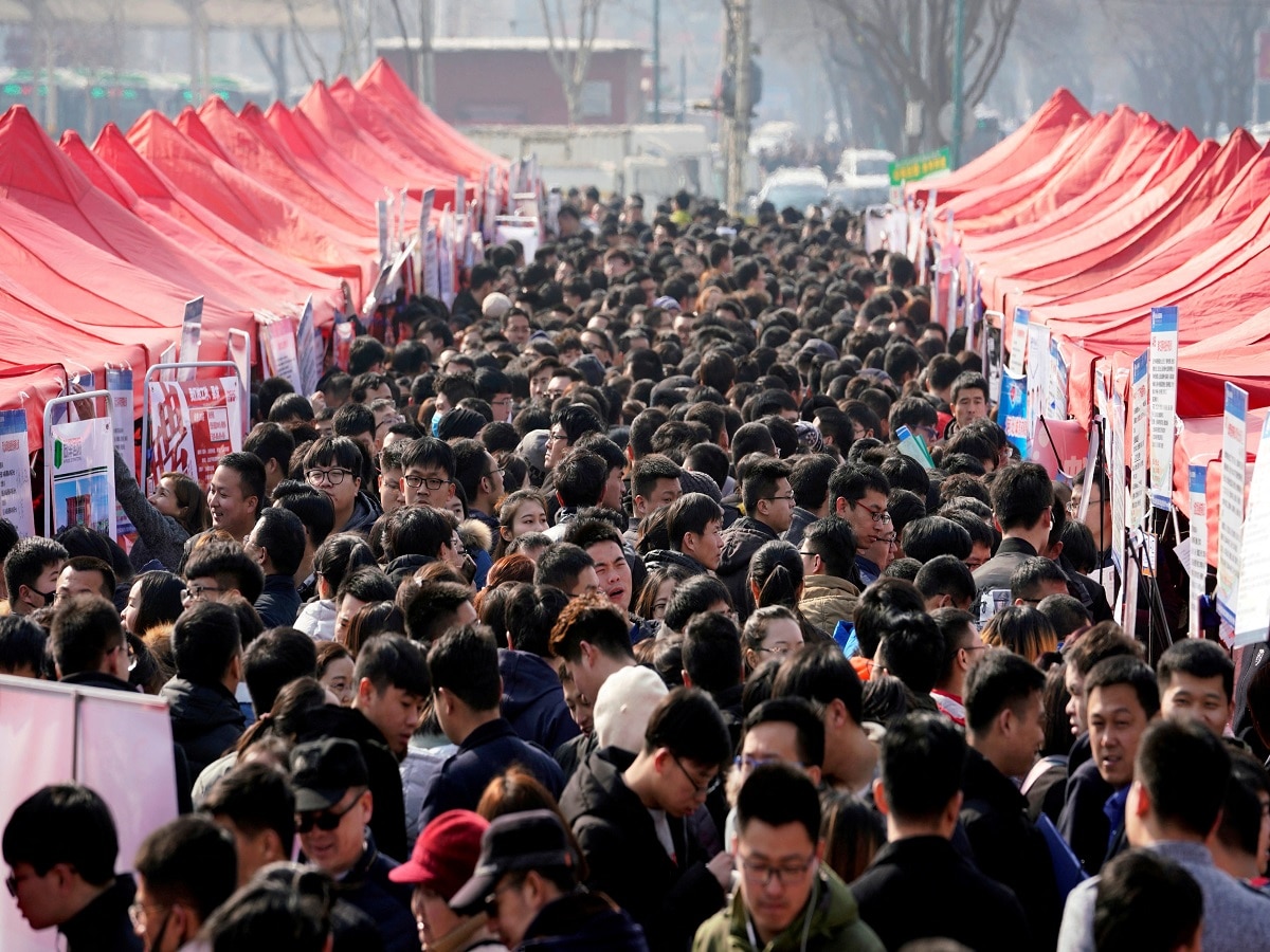  China Unemployment: चीन में नौकरी मांग रहे युवाओं को सरकार ने दिखाया ठेंगा, बोला- गांव जाओ