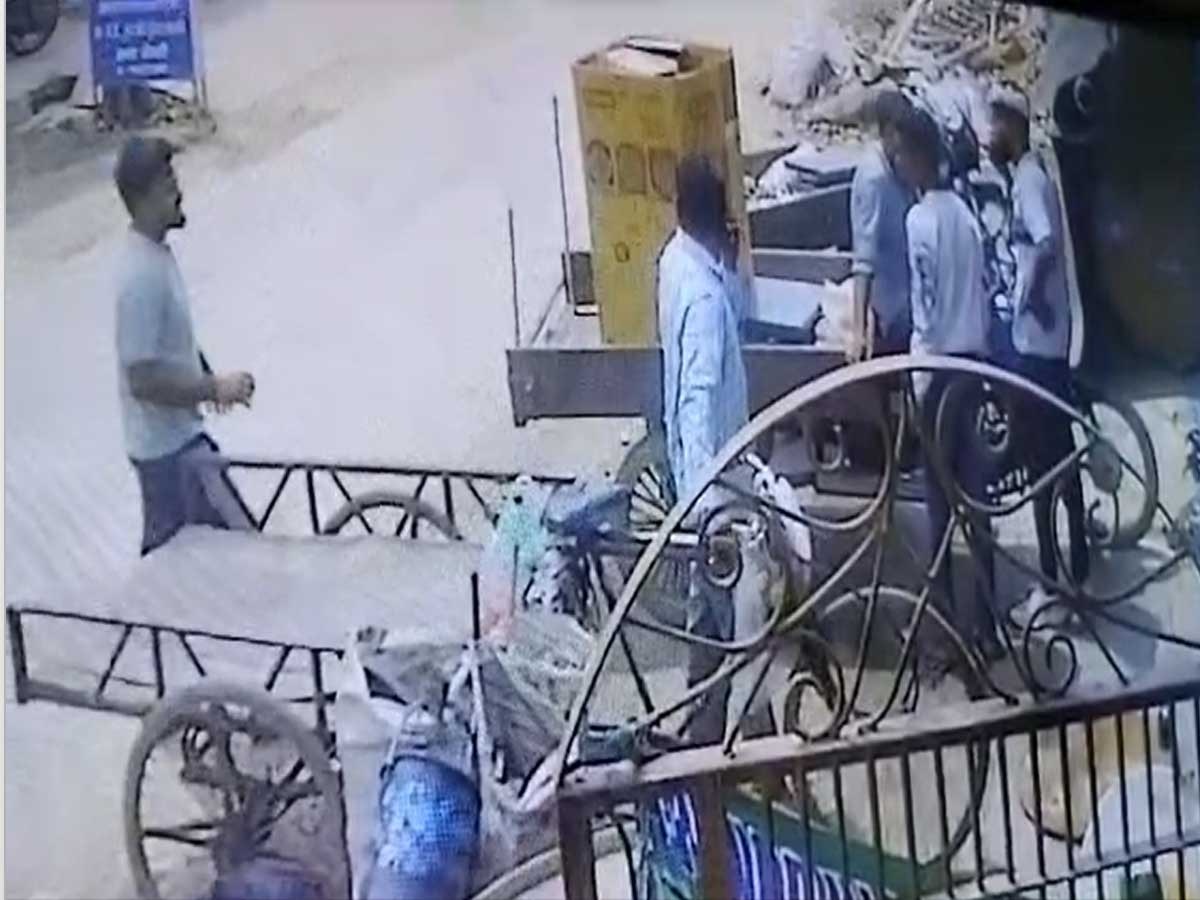 Alwar Crime: दिनदहाड़े कबाड़ी पर हुआ जानलेवा हमला, बाइक सवार चार-पांच युवकों ने लोहे की रॉड और डंडों से किया वार
