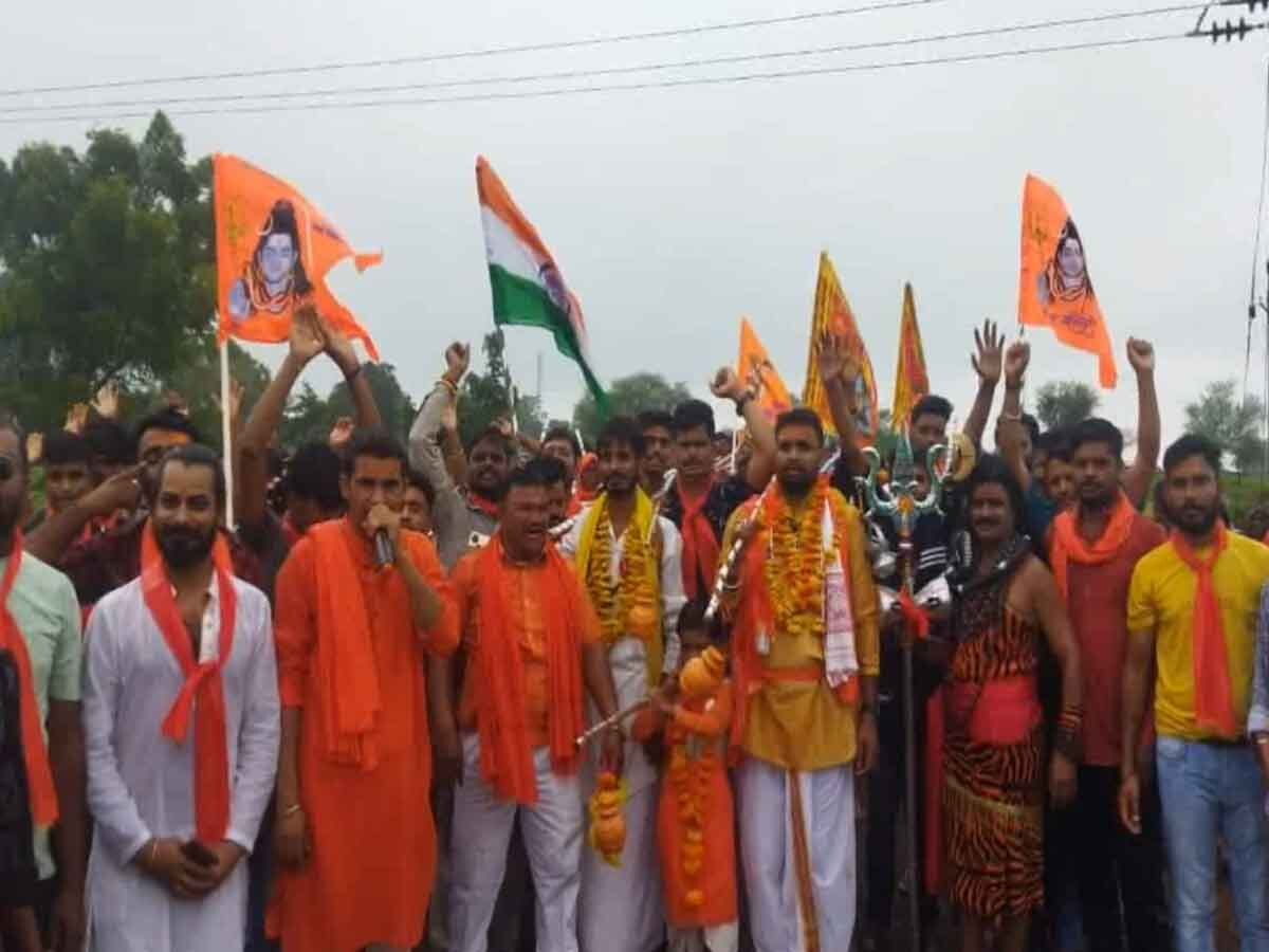 Pratapgarh news became Shivamayi in month of Sawan Shiva devotees took