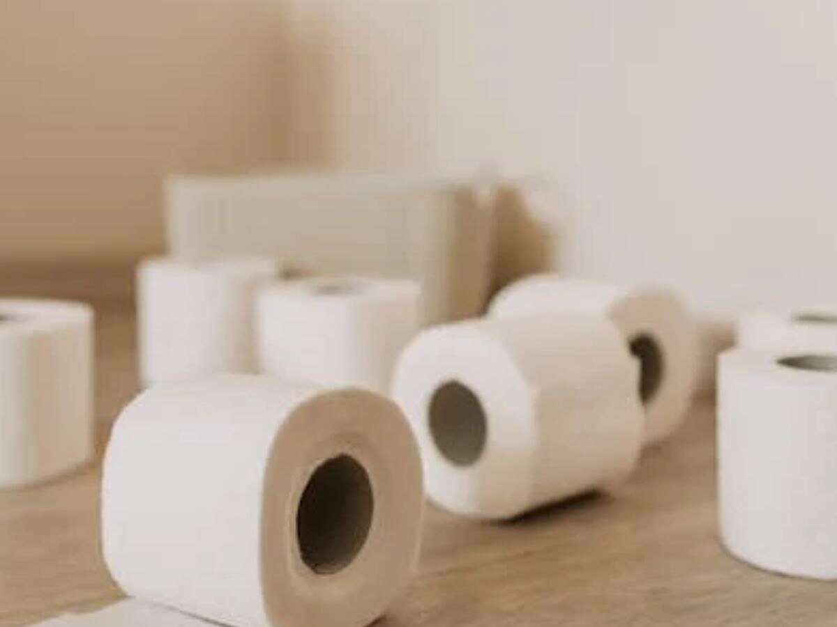 why is Toilet Paper made only White in colour know the reason टॉयलेट