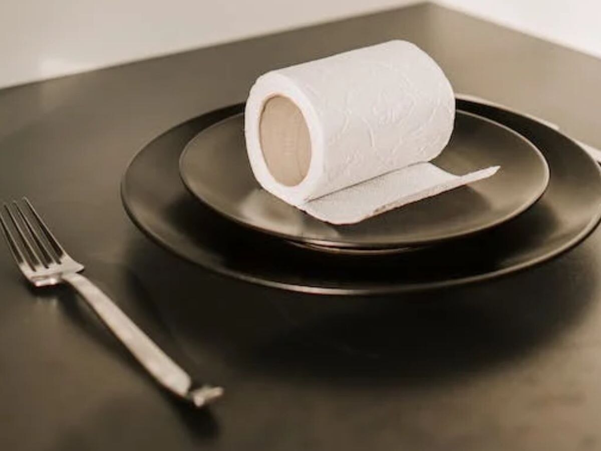 why is Toilet Paper made only White in colour know the reason टॉयलेट