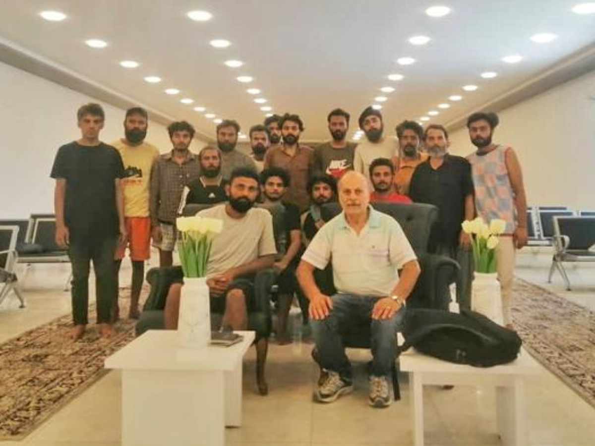 इस मुस्लिम देश में फंसे 17 भारतीयों को मिली रिहाई, नौकरी के लालच में इटली की जगह पहुंच गए थे यहां इस मुस्लिम देश में फंसे 17 भारतीयों को मिली रिहाई, नौकरी के लालच में इटली की जगह पहुंच गए थे यहां