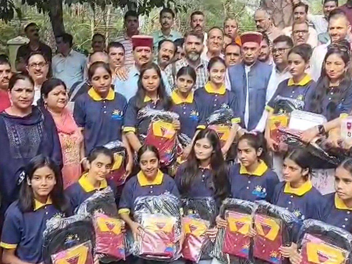 Himachal News: पूर्व CM प्रेम कुमार धूमल ने हमीरपुर की 21 बेटियों के दल को 'भारत दर्शन' के लिए किया रवाना