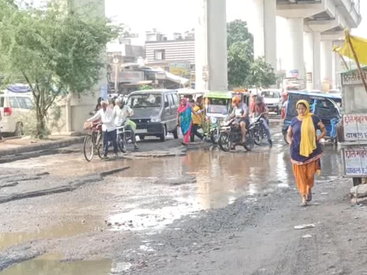 Delhi News: शिव विहार मेट्रो स्टेशन की टूटी मेन सड़क की हालत का जिम्मेदार कौन, यूपी या दिल्ली सरकार? 