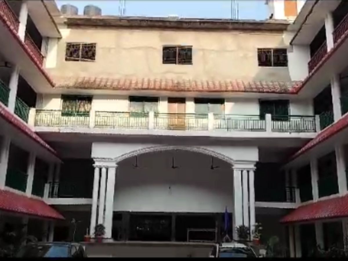 Azamgarh News: तीसरी मंजिल से कूदी 11वीं की छात्रा की मौत, मां ने स्कूल पर लगाये गंभीर आरोप 