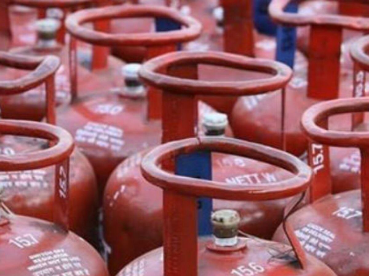 LPG Gas Cylinder Price: आज से 100 रुपये सस्ता हुआ कमर्शियल LPG स‍िलेंडर,  जानें घरेलू गैस के नए दाम  