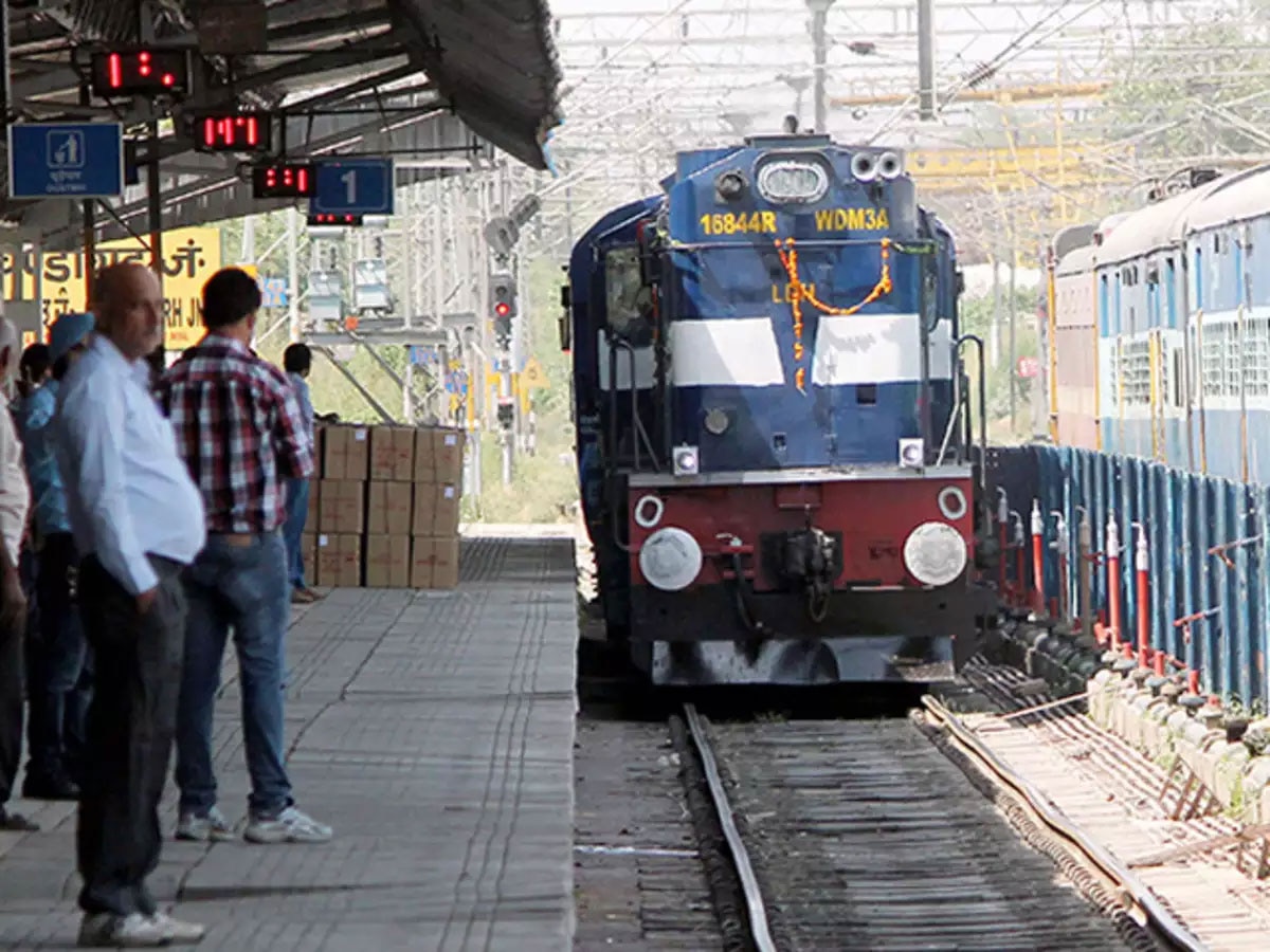 Indian Railways: ट्रेन ट‍िकट लेने पर भी प्‍लेटफॉर्म पर भरना होगा जुर्माना, सफर से पहले जान लें यह न‍ियम