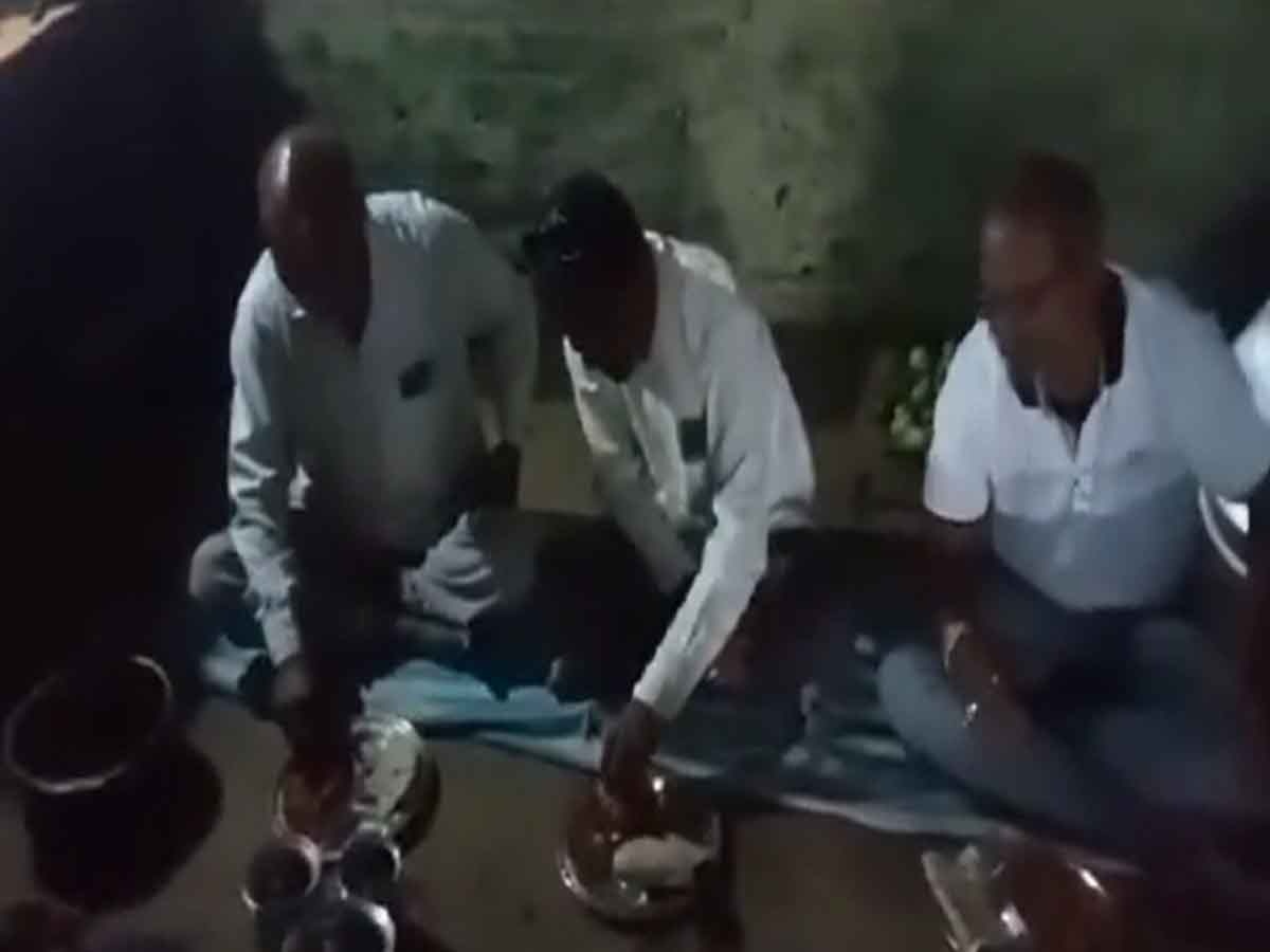MP News: छात्र से रिश्वत में लिया मुर्गा, स्कूल में ही पका कर शिक्षकों ने की चिकन-शराब पार्टी