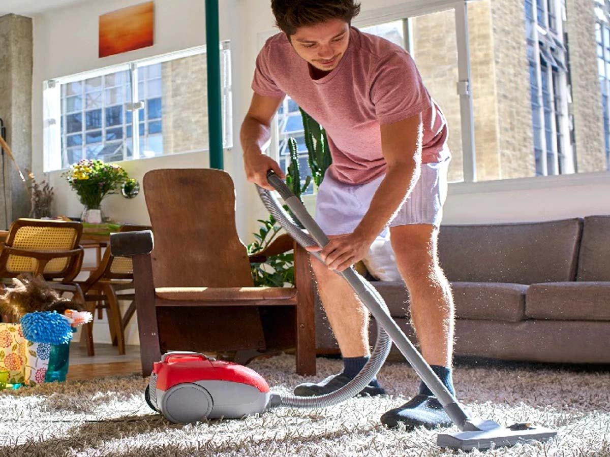 घर की साफ-सफाई पर दें ध्यान