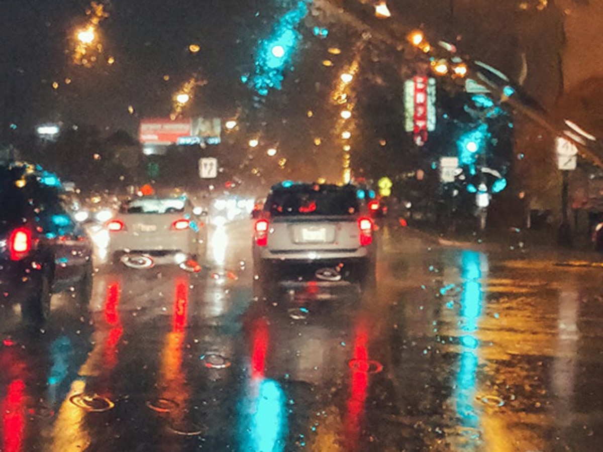 should you use hazard lights while driving in rain or not । बारिश में