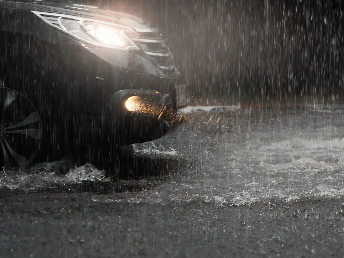 should you use hazard lights while driving in rain or not । बारिश में