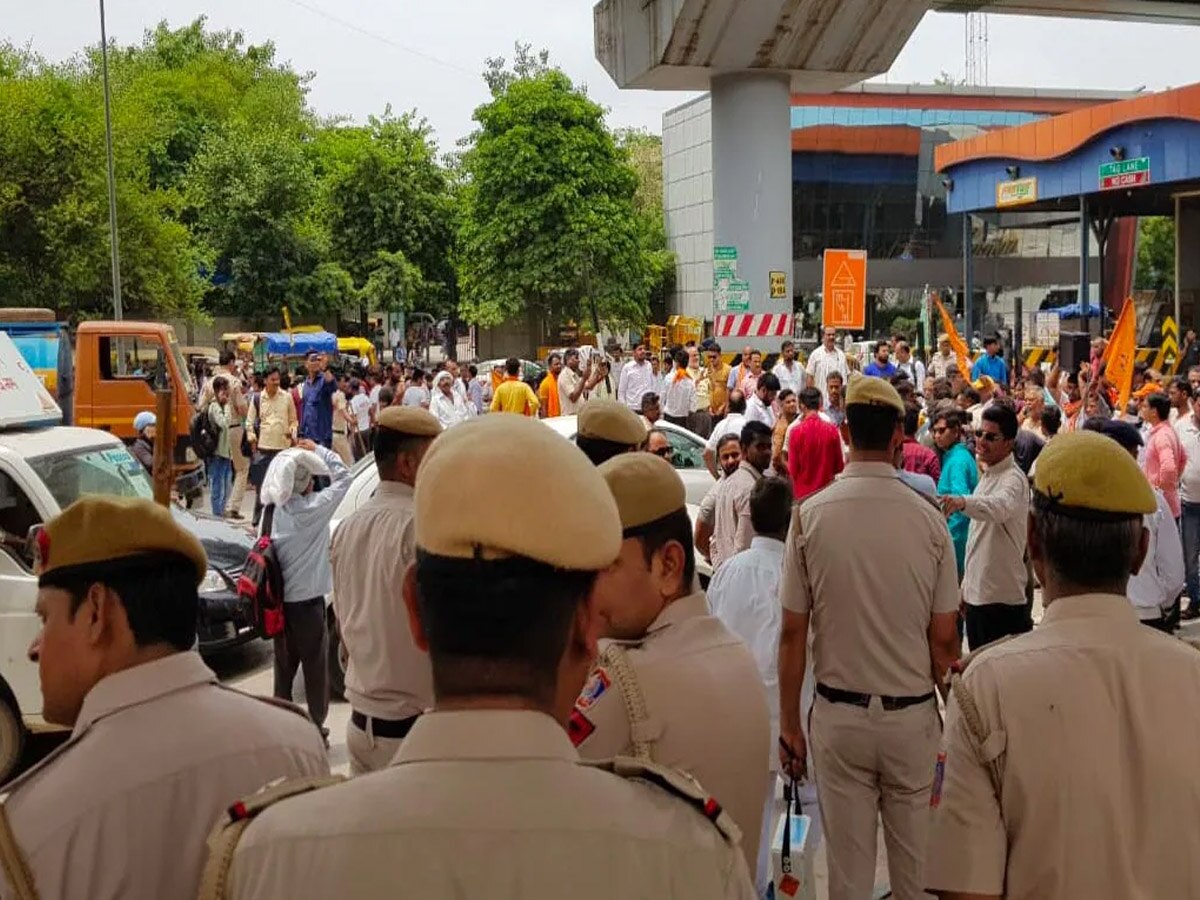 Delhi-Faridabad Road को बजरंगदल और वीएचपी कार्यकर्ताओं ने किया ब्लॉक
